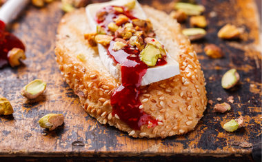 Bruschetta de brie com geleia de damasco