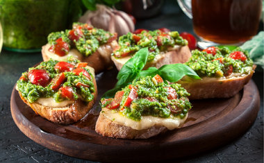 Bruschetta caprese ao molho pesto