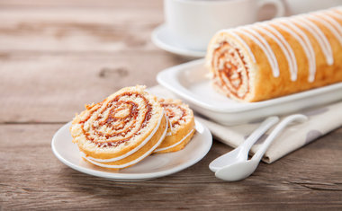 Bolo de rolo com recheio de goiaba e vinho