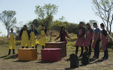 "MasterChef Profissionais": cozinheiros enfrentam cozinha rústica no meio da natureza nesta terça-feira (16)