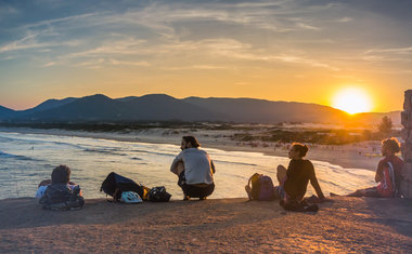 10 praias para viajar com os amigos no Brasil 