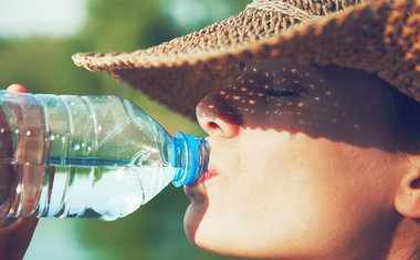 Entenda quais são os benefícios de tomar dois litros de água por dia