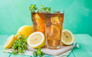 16 receitas de chá gelado para refrescar os dias quentes do verão
