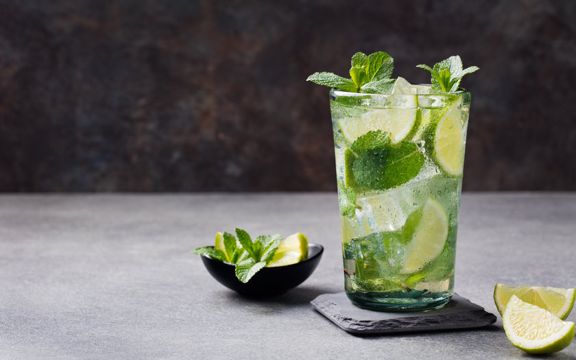 8 drinks para você preparar com água com gás