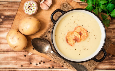 Caldo de batata e alho-poró