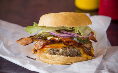 Burger Joint celebra aniversário com hambúrguer e cerveja em dobro; saiba mais!