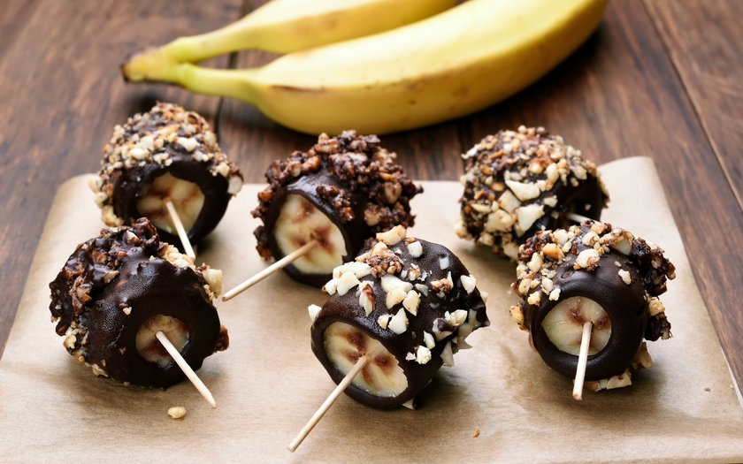 Banana com chocolate no palito