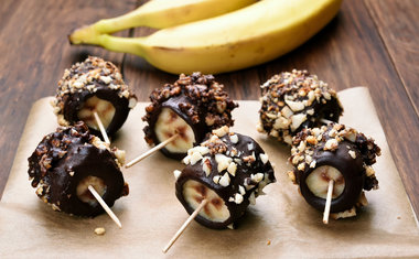 Banana com chocolate no palito