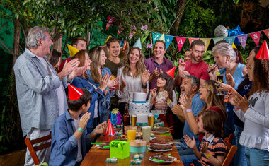 Com comanda individual, música ao vivo e mais de 60 sabores de espetinhos, Quintal do Espeto é ótima opção para comemorar aniversário em São Paulo