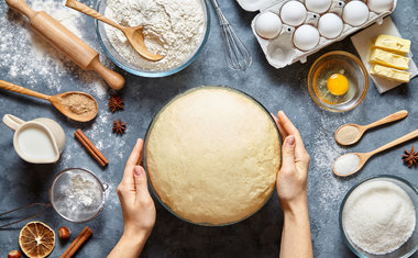 De calda de chocolate crocante a bolo molhadinho; veja 12 truques para deixar suas receitas mais saborosas