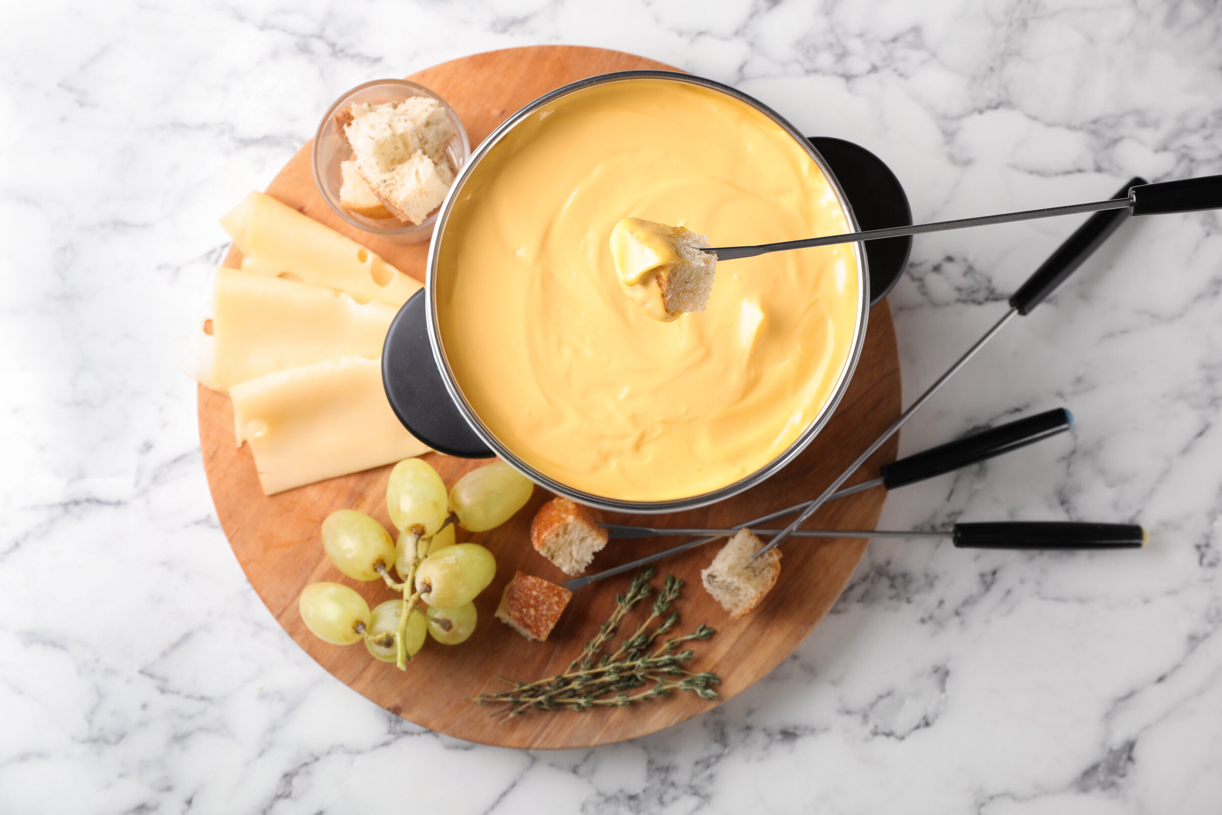 Receita de fondue três queijos é simples de fazer; veja o passo a passo!