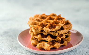 Waffle de aveia, ricota e espinafre é opção saborosa e saudável para o café da manhã; veja a receita! 