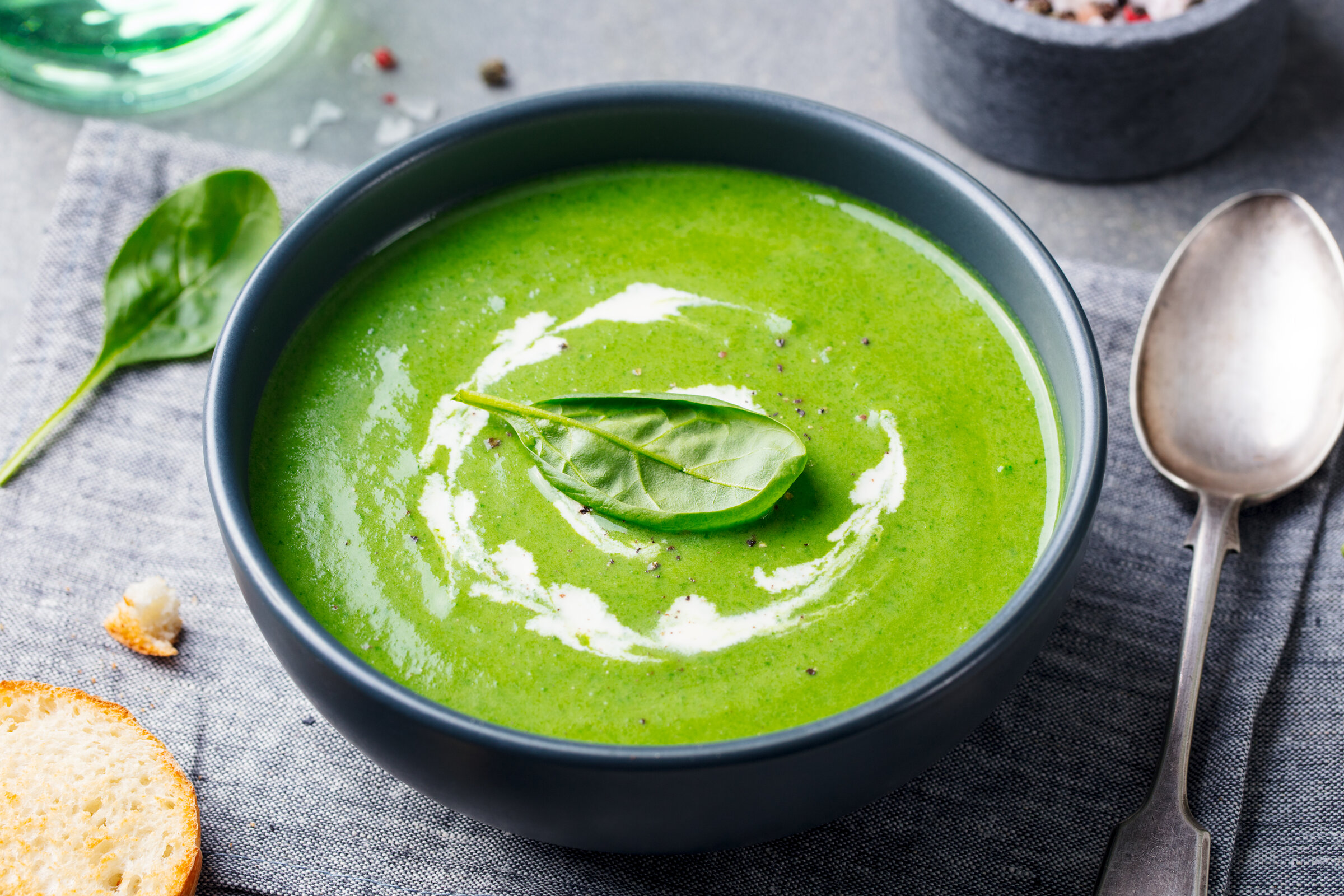 Creme de espinafre com parmesão vai te surpreender pela facilidade de ...