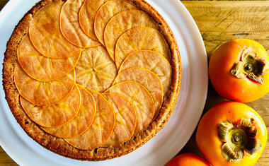 Torta de caqui com creme de limão é deliciosa opção de sobremesa; confira o passo a passo!