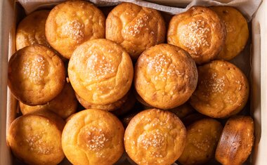 Bolo salgado de milho com pimentão é deliciosa opção para a hora do lanche; veja o passo a passo!