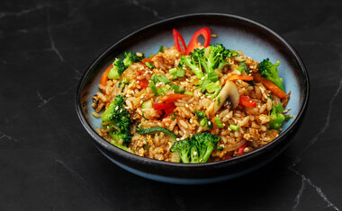 Arroz frito com brócolis e ovo é opção prática e diferente para o almoço; confira a receita!
