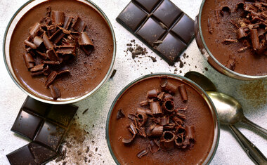 Bolo-suflê de chocolate é delicioso e simples de fazer; confira a receita!