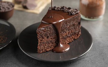Bolo mousse de chocolate é opção de sobremesa para o almoço ou jantar; confira a receita!