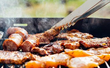 Verão: descubra quais são os estilos de cerveja que mais combinam com diferentes carnes servidas no churrasco e acompanhamentos