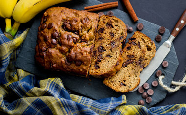 Receita de bolo de banana com pedaços de chocolate é deliciosa; veja o passo a passo!