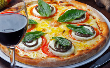 Receita de pizza de caprese vai te surpreender pela facilidade de preparo; confira!