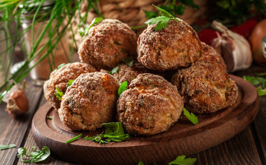 Receita de bolinho de carne moída é aperitivo fácil e rápido; confira!