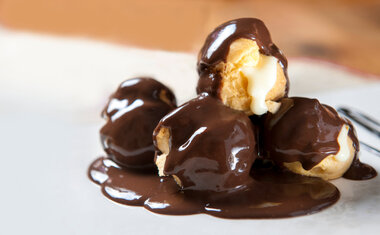 Receita: profiteroles com calda de chocolate e recheio de sorvete