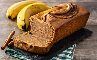 Receita de bolo de casca de banana no liquidificador e sem açúcar vai te surpreender; confira!