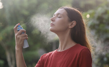 12 brumas hidratantes para refrescar a pele nos dias quentes