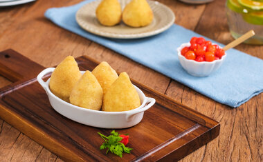 Aprenda a fazer coxinha com massa de mandioca