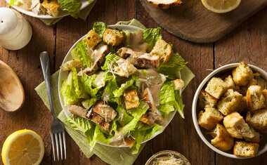 Receita de Salada Caesar é deliciosa e simples de fazer; confira!