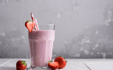 Receita: milk shake caseiro de morango com apenas três ingredientes!