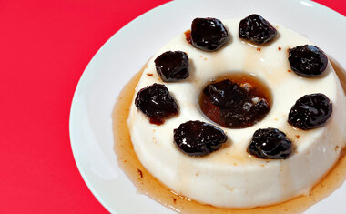 Receita de Natal: manjar branco com calda de ameixa