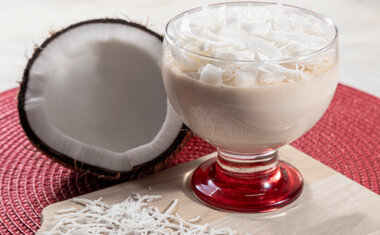 Sobremesa gelada de coco é sobremesa perfeita para os dias quentes; confira o passo a passo!