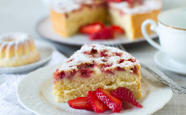 Receita de bolo de iogurte de morango é deliciosa e fácil de fazer; confira!