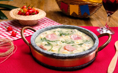 Receita de caldo verde com macarrão é perfeita para os dias frios; confira o passo a passo!