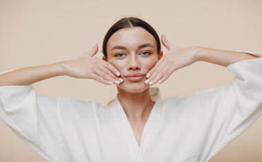 7 dicas de como prevenir e acabar com o inchaço matinal do rosto 