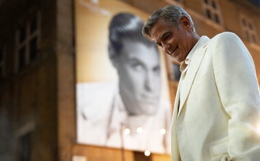 Imagem de destaque para Comédia estrelada por George Clooney e Adam Sandler na Netflix ganha data de estreia; descubra!