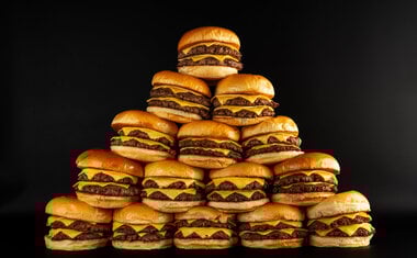 Imagem de destaque para Bullguer comemora Dia do Hambúrguer com lanche por R$12 e promoção 'compre 1, leve 2'