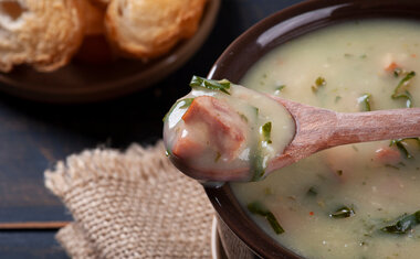 Imagem de destaque para 10 receitas de sopas e caldos perfeitas para os dias frios do outono e inverno