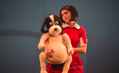 Imagem de destaque para 'Os Óculos Mágicos de Charlotte' no Teatro Alfredo Mesquita