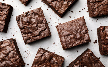 Imagem de destaque para O melhor brownie da sua vida: fofinho por dentro e com casquinha crocante!