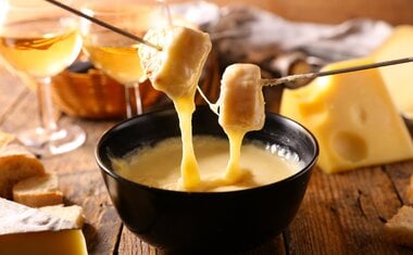 Imagem de destaque para 6 dicas de harmonização de vinhos com fondues e sopas
