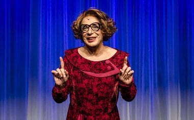 Imagem de destaque para 'Dona Lola' no Teatro FAAP