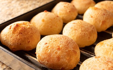 Imagem de destaque para Pão de Queijo Mineiro: receita tradicional fácil e deliciosa para fazer em casa