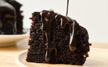 Imagem de destaque para Bolo de chocolate de liquidificador com calda cremosa de brigadeiro: fácil e pronto em 1 hora