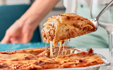 Imagem de destaque para Lasanha de mandioca à bolonhesa é receita fácil e diferente para surpreender no almoço