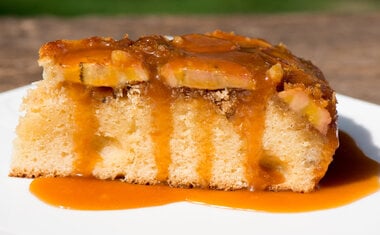 Imagem de destaque para Torta invertida de banana caramelizada com massa de bolo: receita prática e irresistível