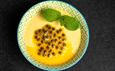 Imagem de destaque para Mousse de Maracujá com Crocante de Castanhas: receita fácil, cremosa e irresistível