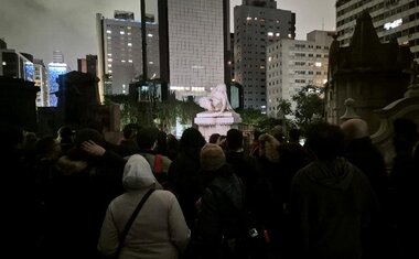 Imagem de destaque para Passeios noturnos no Cemitério da Consolação celebram o Dia dos Mortos com arte, história e lendas paulistanas